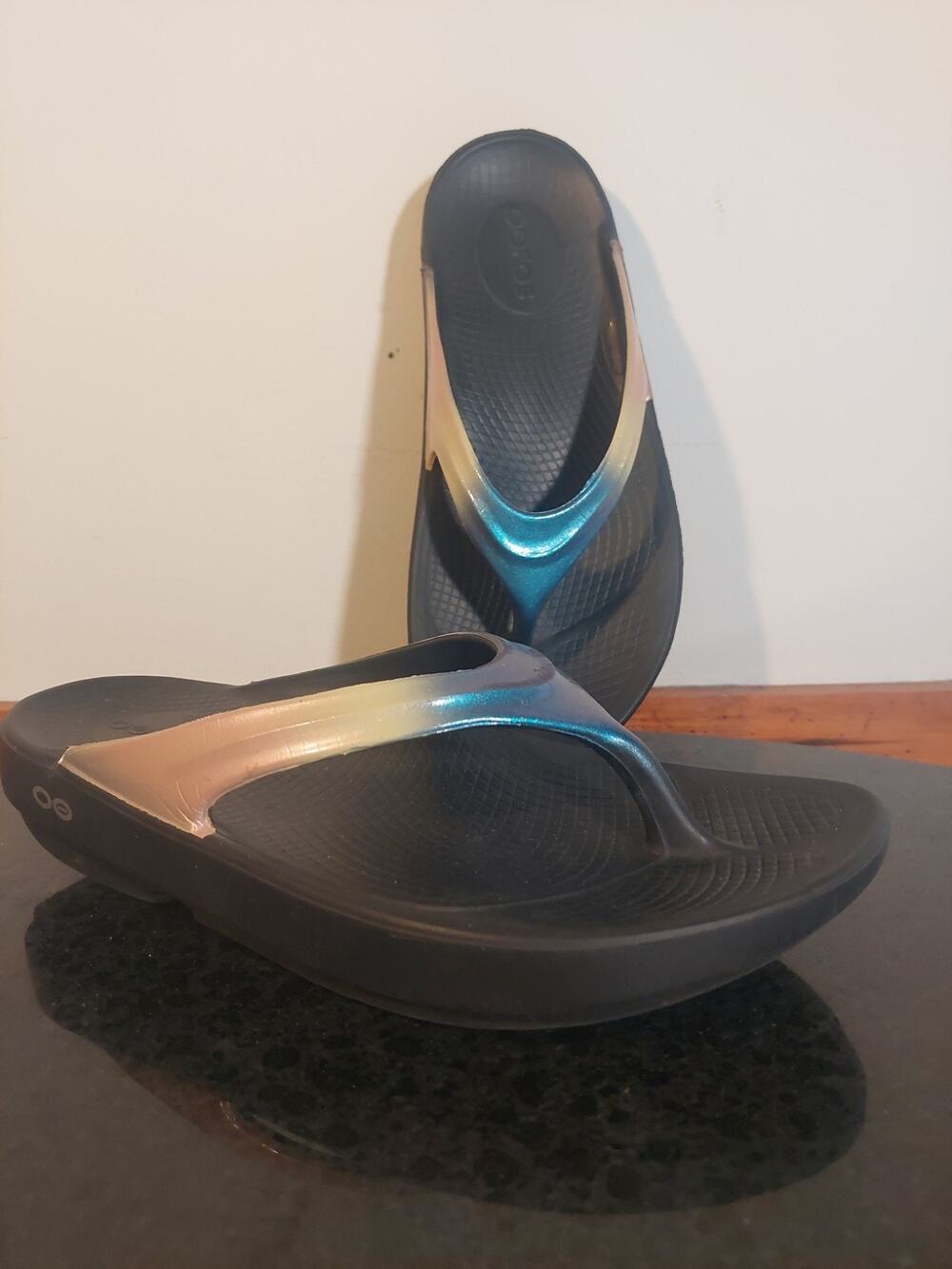 Oofos Oolala Luxe Thong Flip Flops Sandals Womens 7 Comfort Metallic Tri